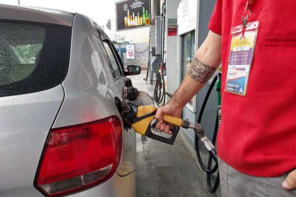 Posto de combustível baixa preço e friburguenses correm para abastecer