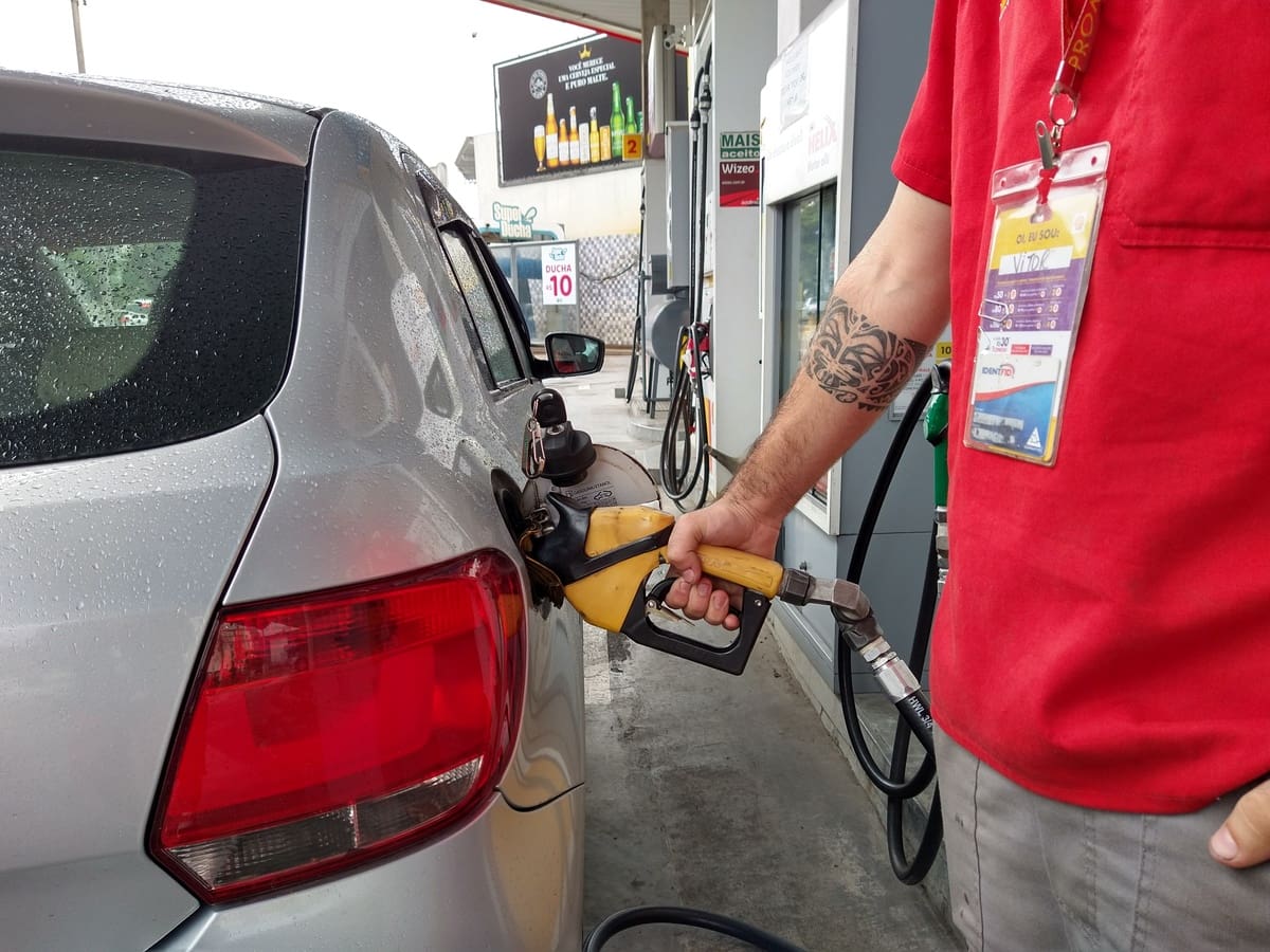 Posto de combustível baixa preço e friburguenses correm para abastecer