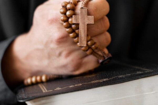 Padre de Nova Friburgo é denunciado por racismo qualificado após ofensas homofóbicas contra ator