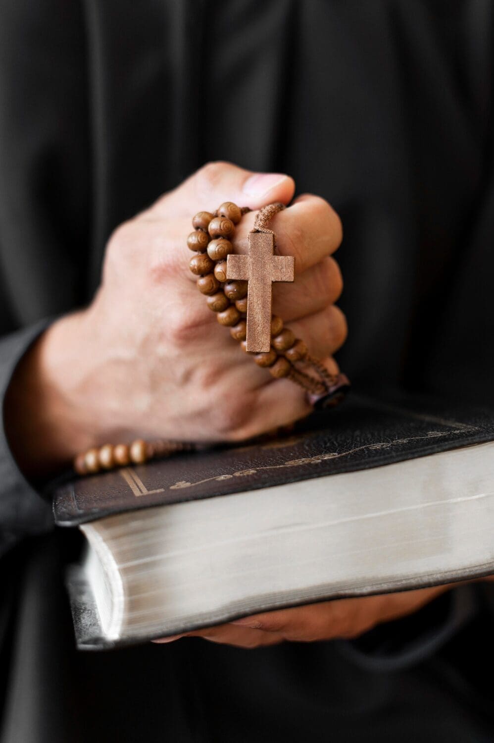 Padre de Nova Friburgo é denunciado por racismo qualificado após ofensas homofóbicas contra ator