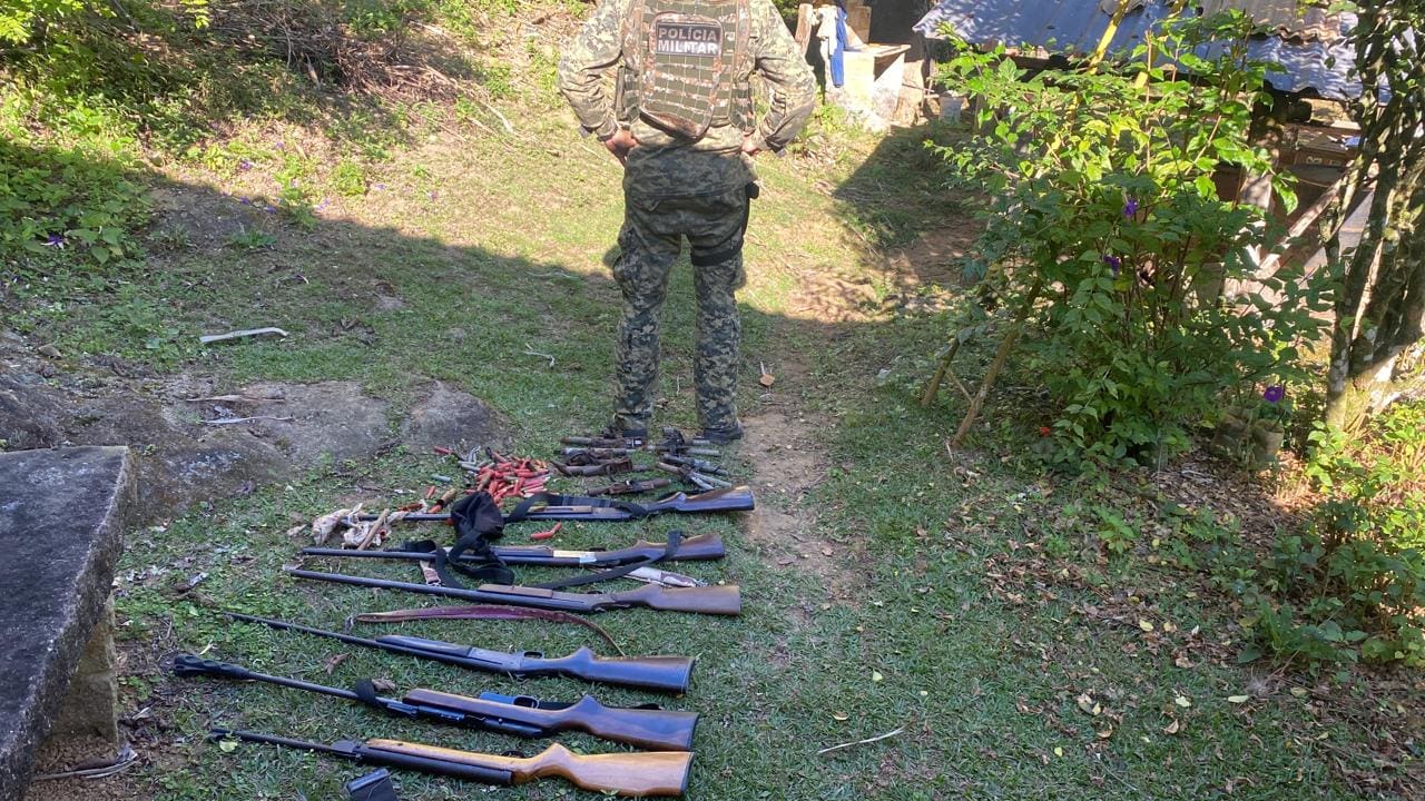 Polícia Ambientla apreende 154 armar e munições em Cachoeiras de Macacu