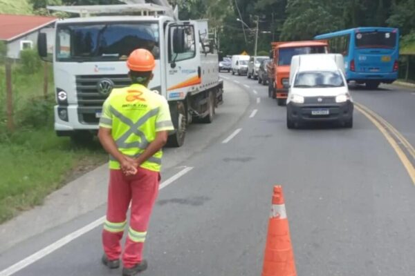 A Rota 116, em parceria com a Energisa, realizam serviços de poda no km 75 da RJ-116, no bairro Mury, em Nova Friburgo