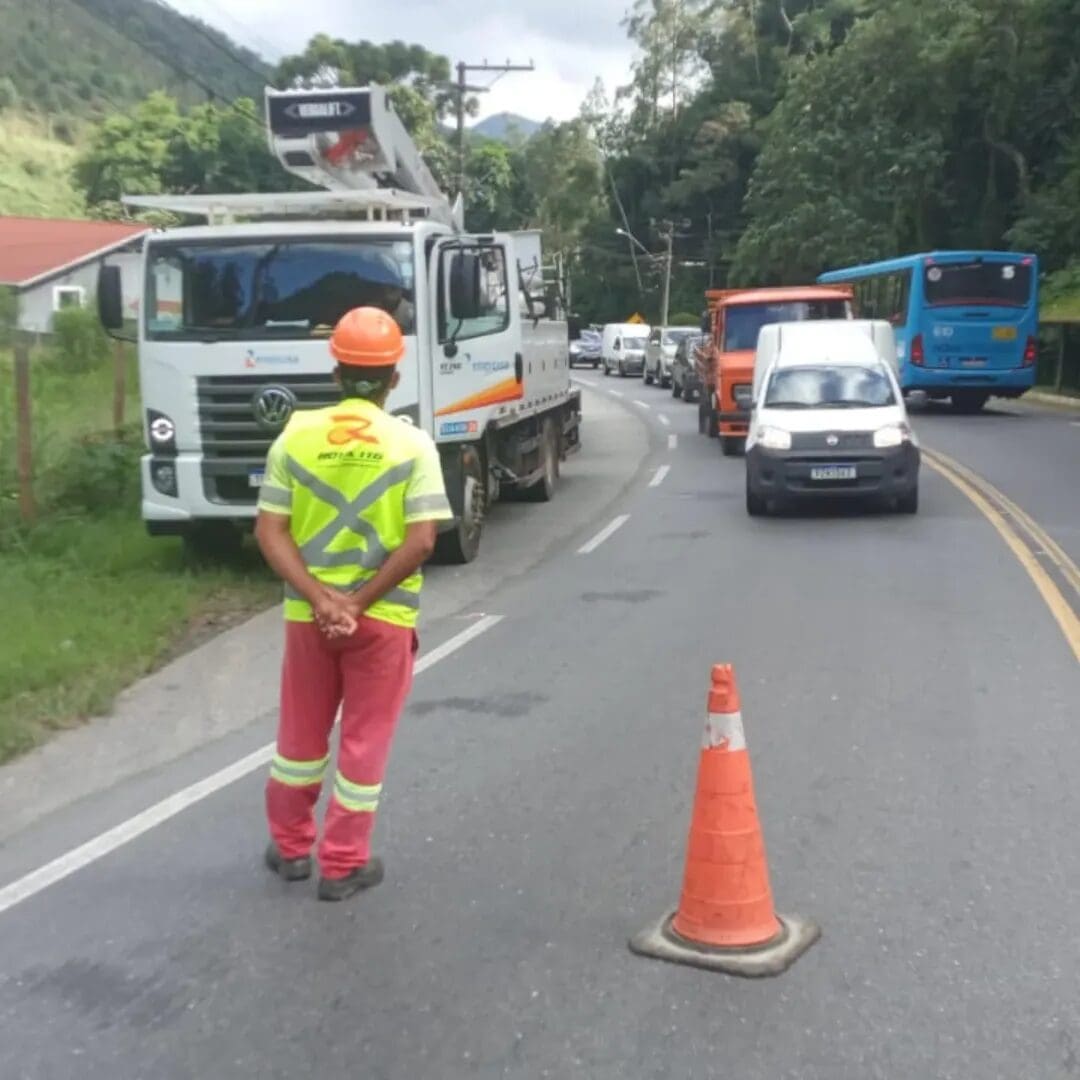 A Rota 116, em parceria com a Energisa, realizam serviços de poda no km 75 da RJ-116, no bairro Mury, em Nova Friburgo
