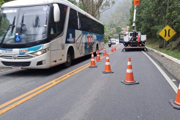 ATENÇÃO, MOTORISTAS A Rota 116 realiza operação de pare e siga na RJ-116, entre os Kms 67 e 65, no bairro Debossan, em Nova Friburgo faz a manutenção na iluminação pública da região