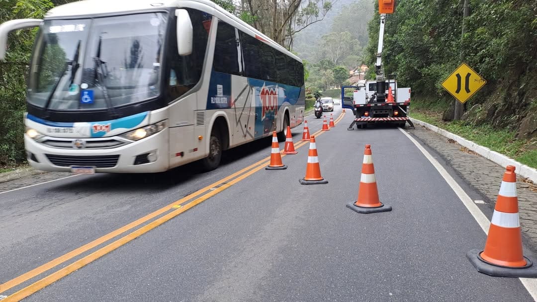 ATENÇÃO, MOTORISTAS A Rota 116 realiza operação de pare e siga na RJ-116, entre os Kms 67 e 65, no bairro Debossan, em Nova Friburgo faz a manutenção na iluminação pública da região