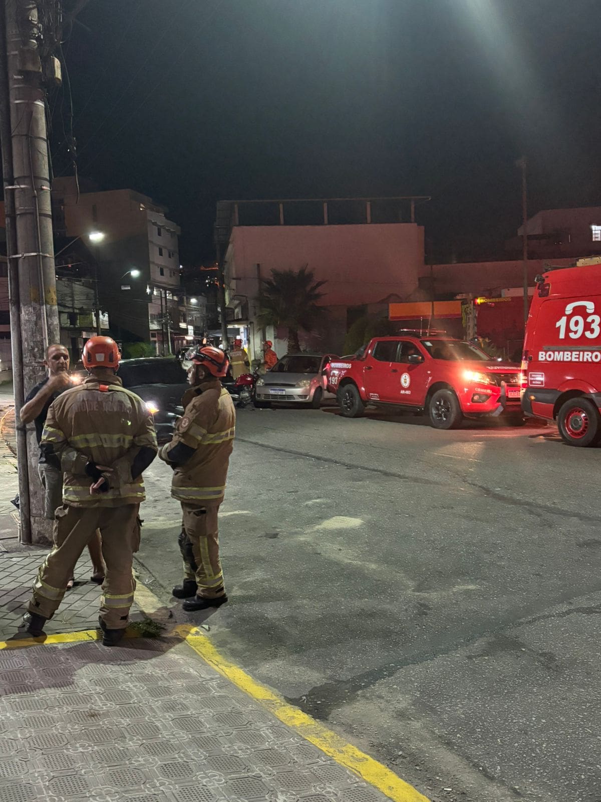 Acidente grave entre carro e moto em Nova Friburgo deixou ao menos uma pessoa ferida