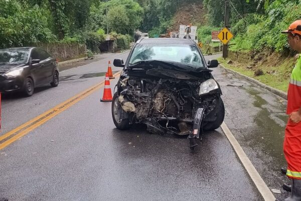 Acidente na RJ 116 - Serra de Cachoeiras de Macacu deixa ao menos uma pessoa ferida
