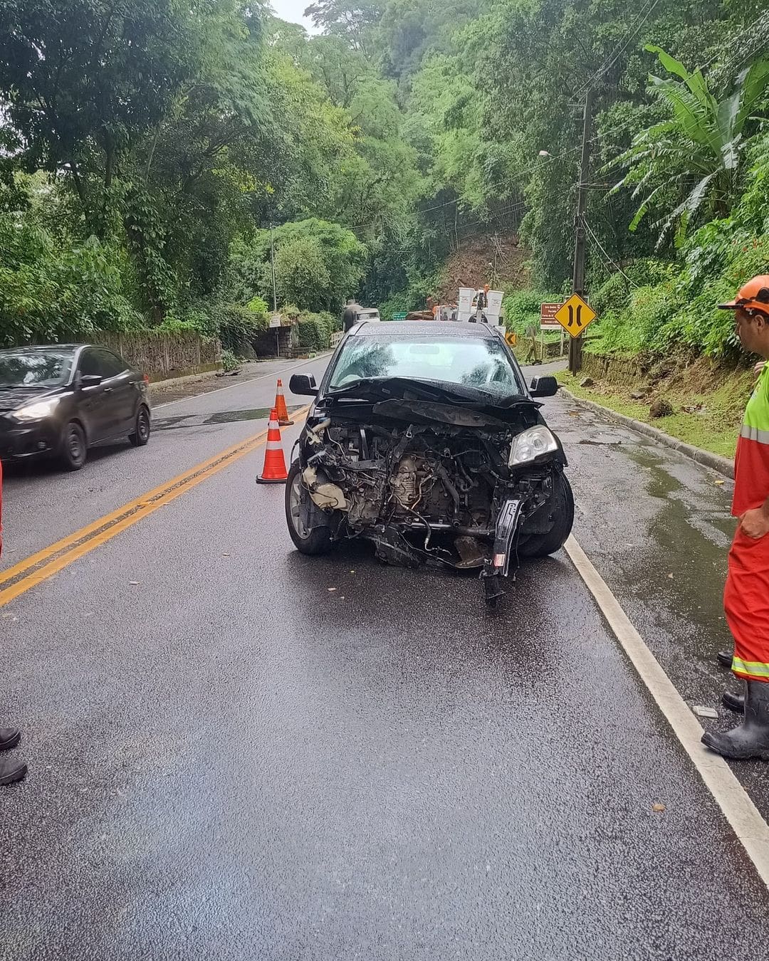 Acidente na RJ 116 - Serra de Cachoeiras de Macacu deixa ao menos uma pessoa ferida