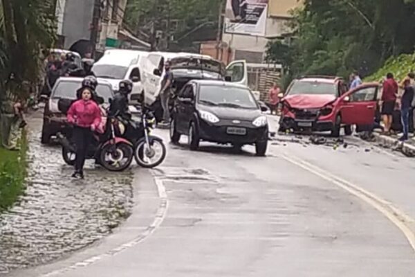 Acidente na RJ 116 deixou feridos e trânsito parado em Nova Friburgo (3)