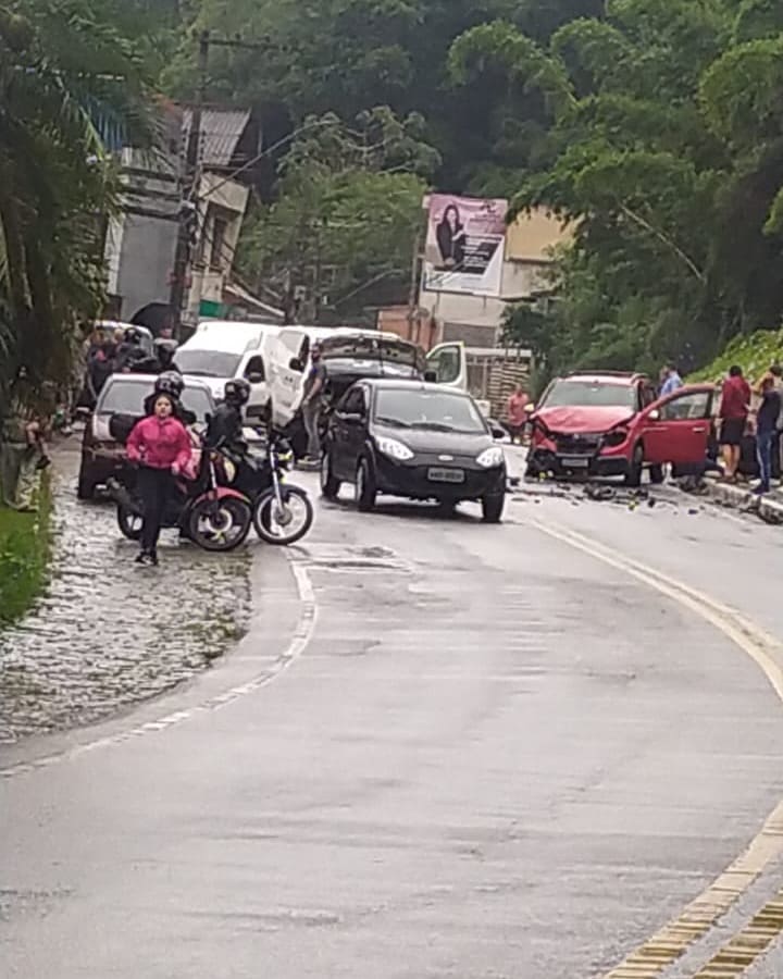 Acidente na RJ 116 deixou feridos e trânsito parado em Nova Friburgo (3)