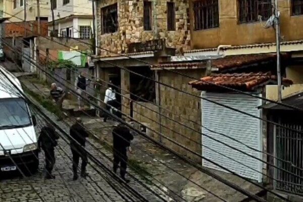 Acusado de matar empresário em Nova Friburgo é desarmado - Câmeras de segurança flagraram a operação