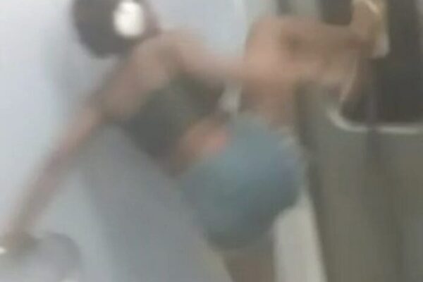 Adolescentes chutam e danificam vagões de Trem entre Belford Roxo e Rio de Janeiro