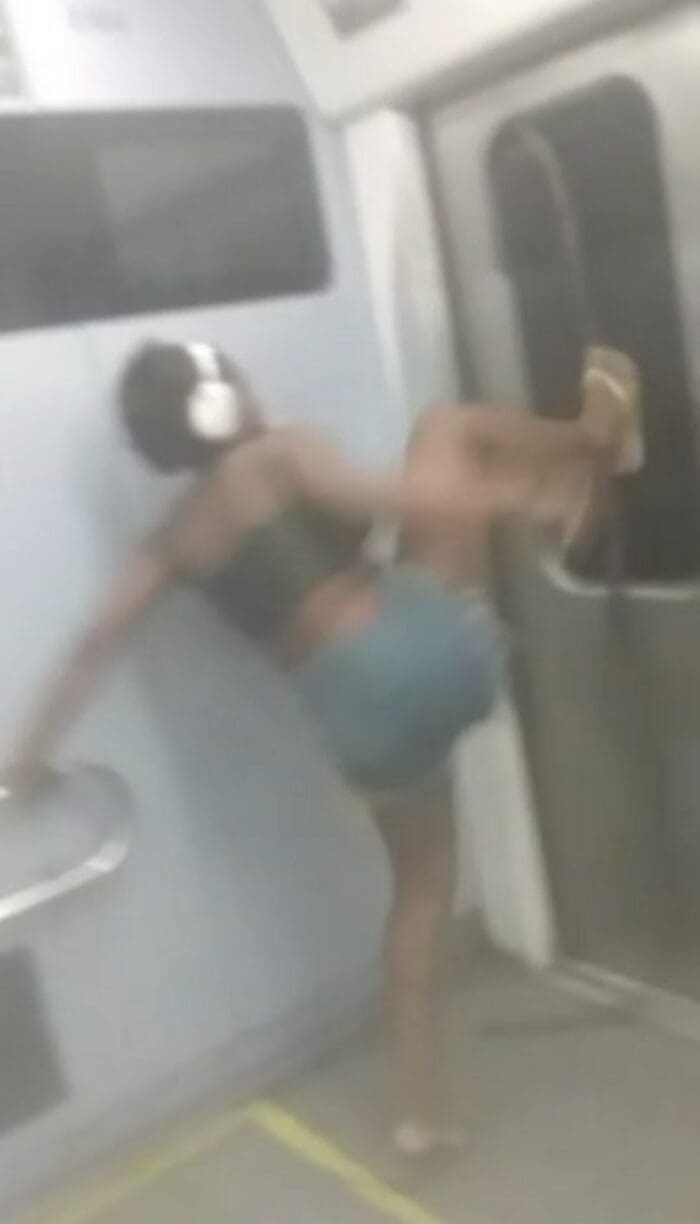 Adolescentes chutam e danificam vagões de Trem entre Belford Roxo e Rio de Janeiro