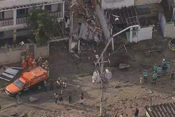 Adutora rompe em Rocha Miranda, e causa ao menos uma morte - Imagens Reprodução TV Globo