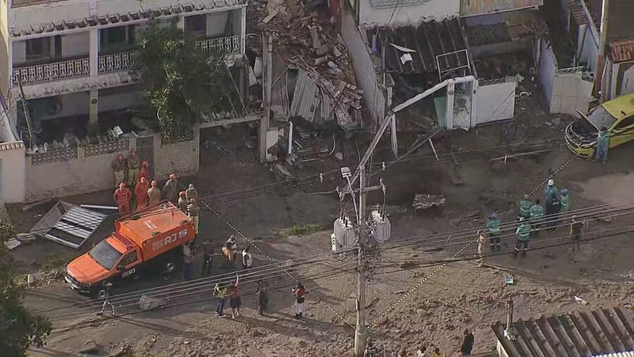 Adutora rompe em Rocha Miranda, e causa ao menos uma morte - Imagens Reprodução TV Globo