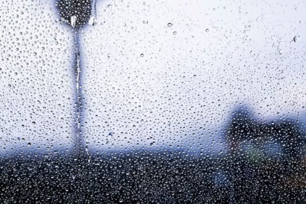 Água da chuva pode ter coloração escura causada pela poluição das queimadas