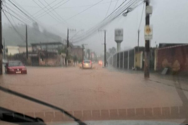 Alagamento em Nova Friburgo em janeiro de 2025 causa muitos transtornos e fez soar sirenes de alerta