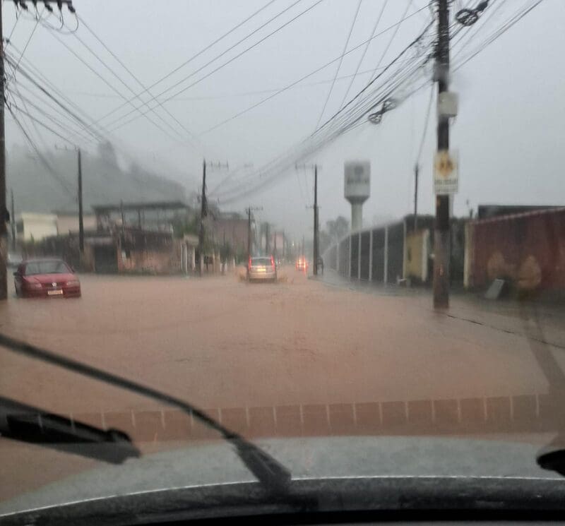 Alagamento em Nova Friburgo em janeiro de 2025 causa muitos transtornos e fez soar sirenes de alerta