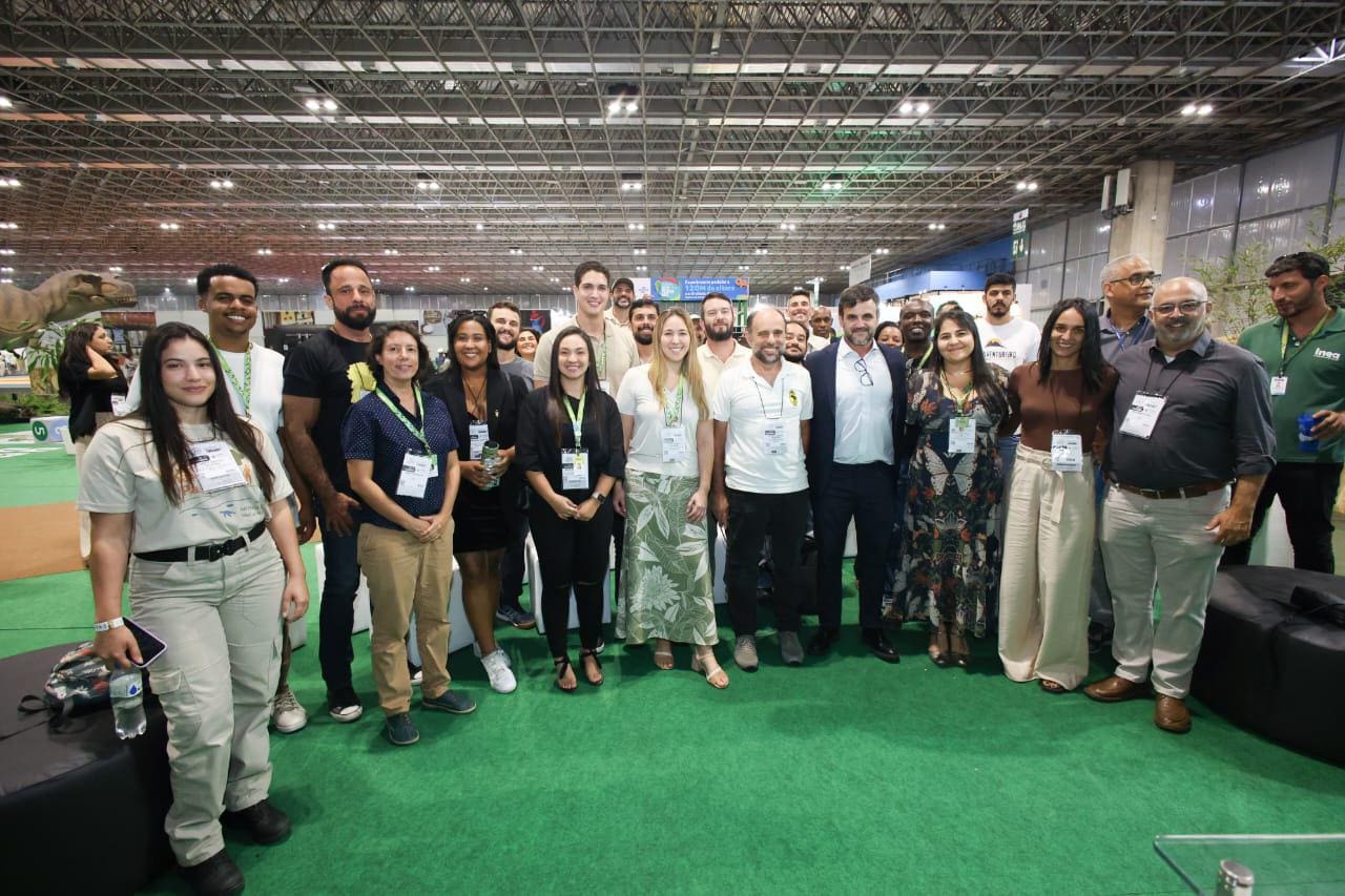 Alunos da rede publica de Nova Friburgo e representantes do Inea no Salão de Turismo