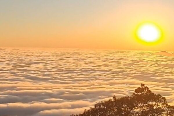 Amanhecer em Nova Friburgo arranca elogios com mar de nuvens