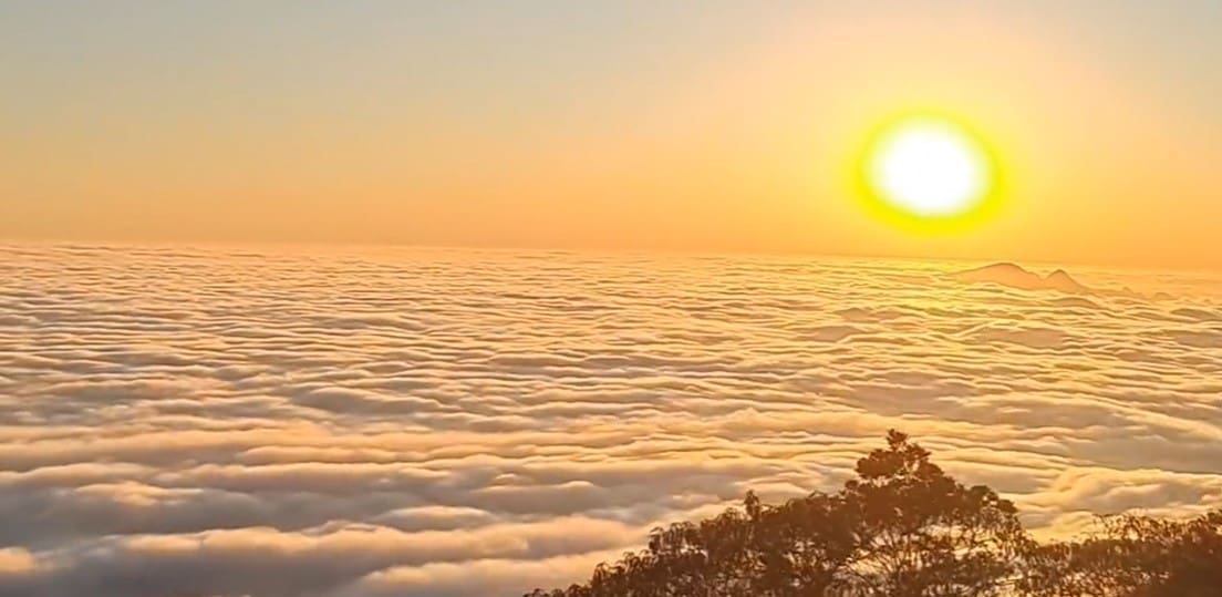Amanhecer em Nova Friburgo arranca elogios com mar de nuvens