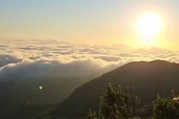 Amanhecer em Nova Friburgo mostra mar de nuvens no alto do Pico da Caledônia, bairro Cascatinha, no Estado do Rio de Janeiro