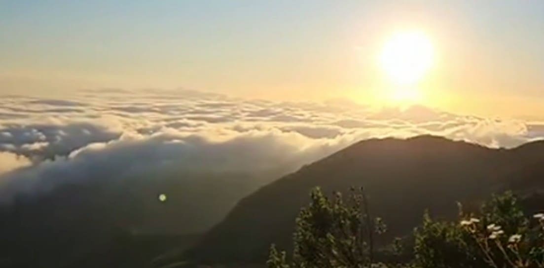 Amanhecer em Nova Friburgo mostra mar de nuvens no alto do Pico da Caledônia, bairro Cascatinha, no Estado do Rio de Janeiro