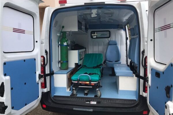 Ambulância de Nova Friburgo transportava menino e enguiçou na Avenida Francisco Bicalho no Rio de Janeiro
