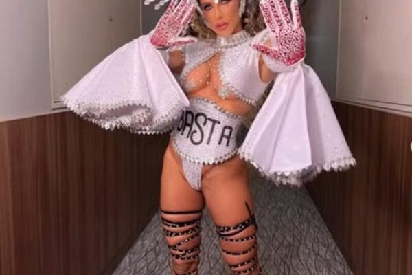 Ana Paula Minerato usando fantasia contra o racismo da Gaviões da Fiel em desfile em São Paulo