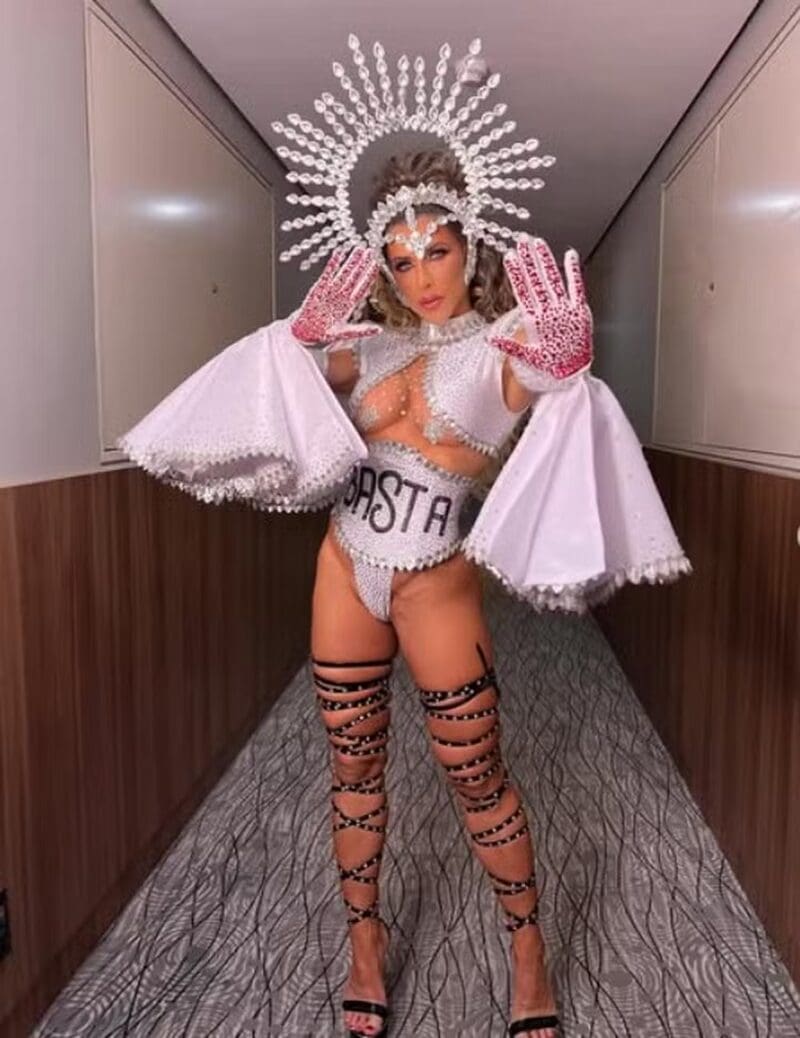 Ana Paula Minerato usando fantasia contra o racismo da Gaviões da Fiel em desfile em São Paulo