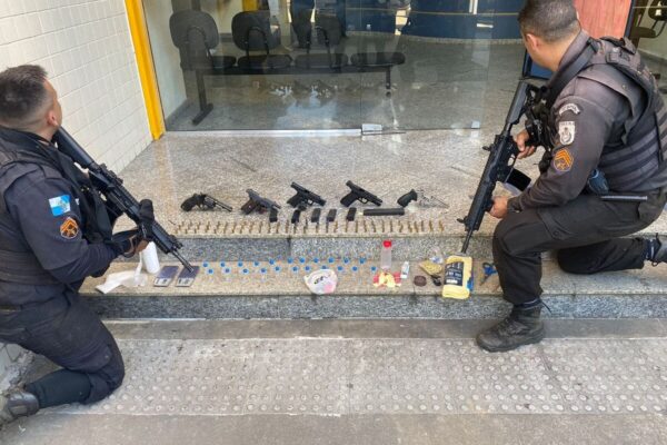 Policiais fazem grande apreensão de armas, drogas e munição