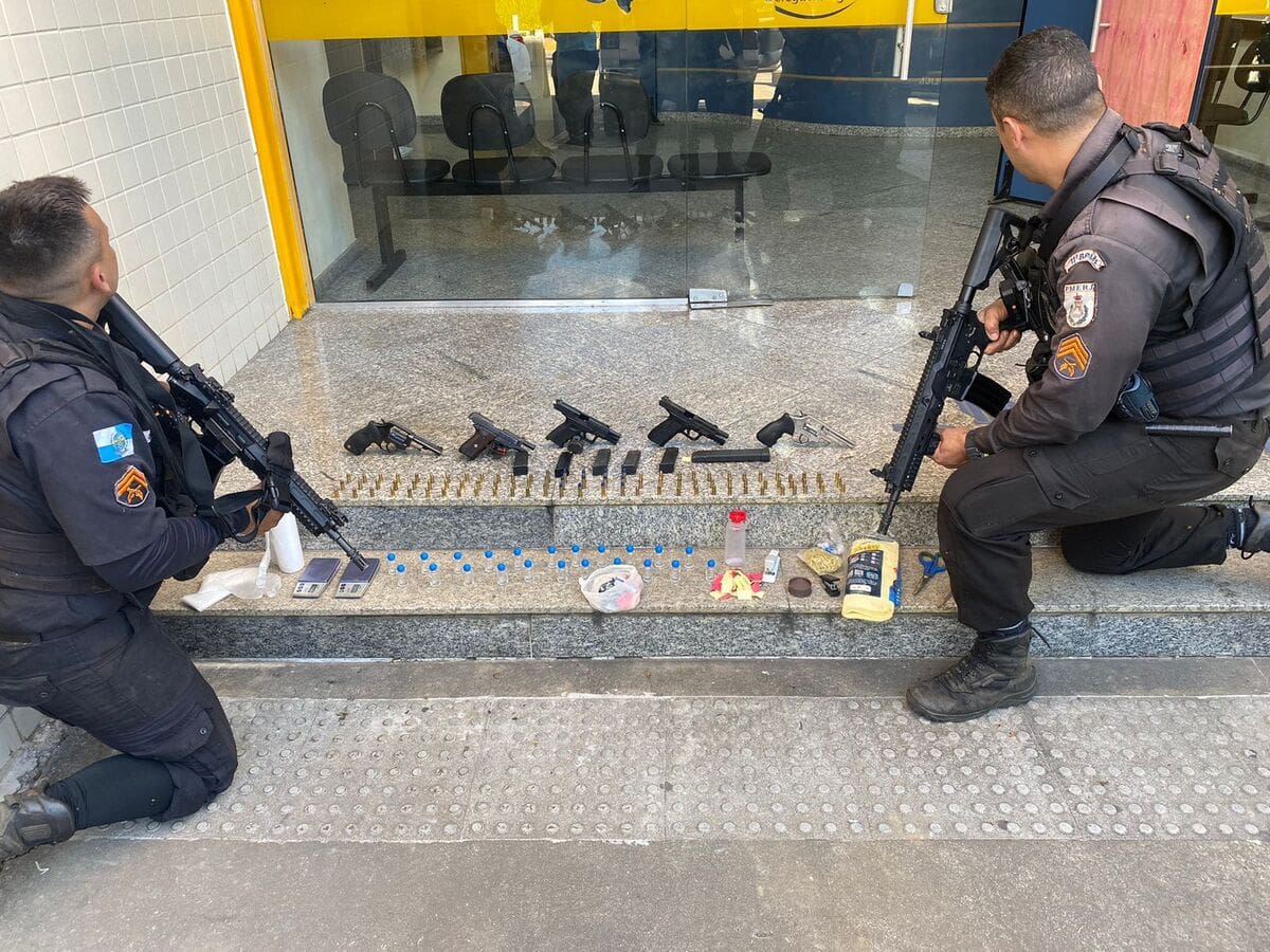 Policiais fazem grande apreensão de armas, drogas e munição