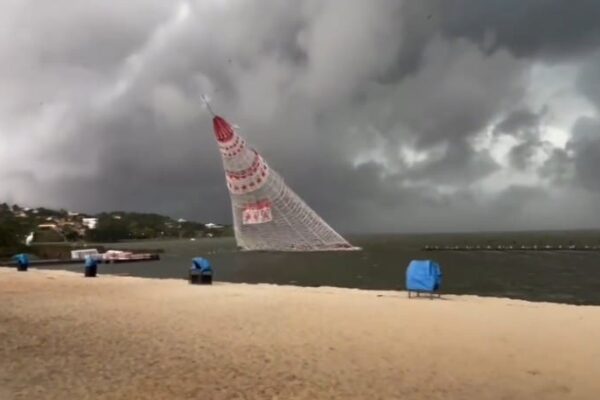 Árvore de Natal da Praia de Araçatiba em Ilha Grande-RJ desaba com vento forte