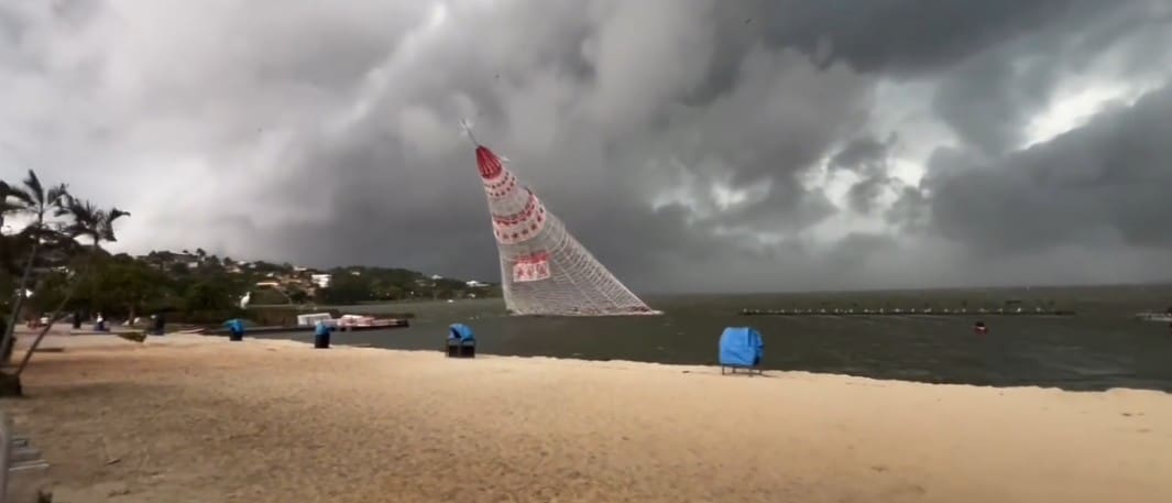 Árvore de Natal da Praia de Araçatiba em Ilha Grande-RJ desaba com vento forte