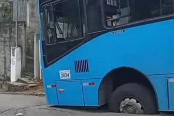 Asfalto cede e ônibus afunda em grande buraco em Nova Friburgo