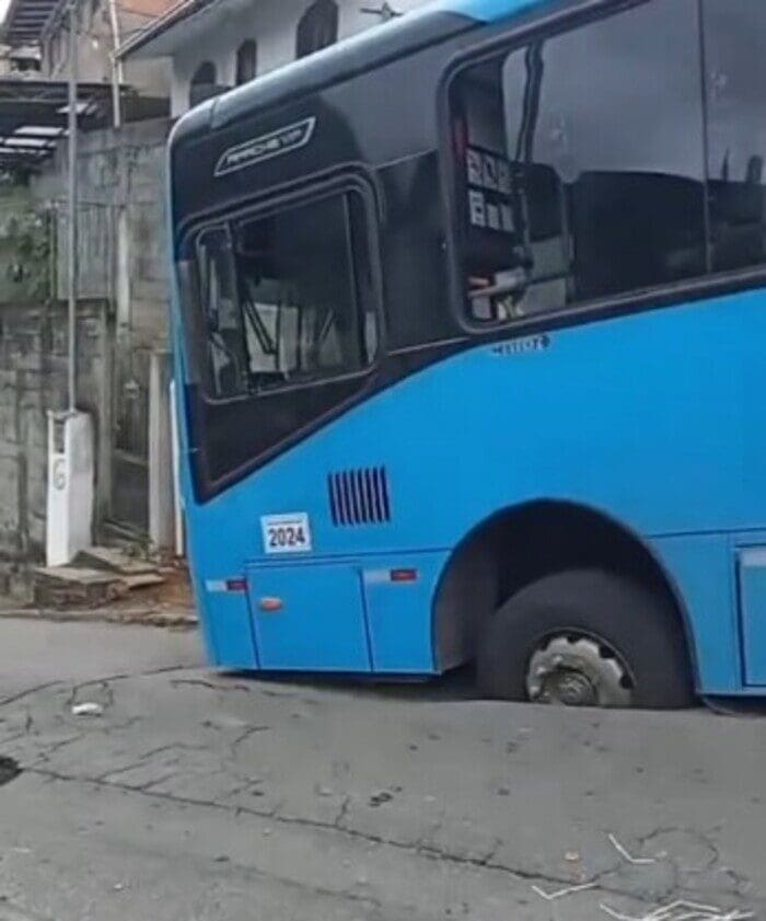 Asfalto cede e ônibus afunda em grande buraco em Nova Friburgo