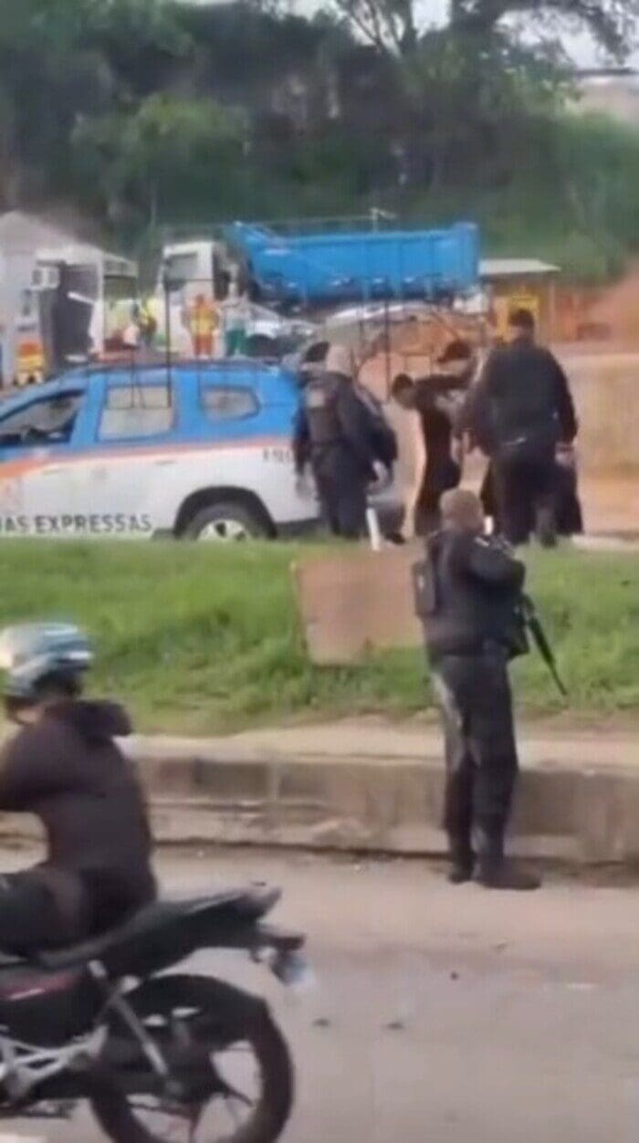 Assaltantes são presos na Avenida Brasil, no Rio de Janeiro, após tentativa de assalto em ônibus