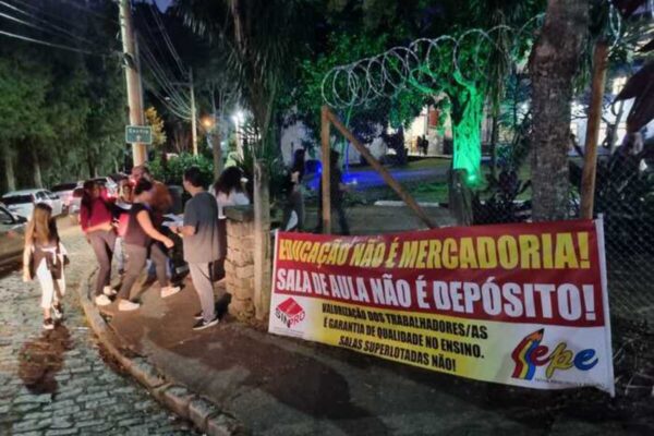 Professores realizam ato em frente a Estácio de Sá em Nova Friburgo