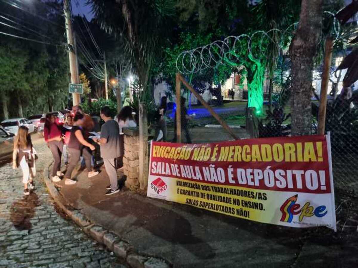 Professores realizam ato em frente a Estácio de Sá em Nova Friburgo