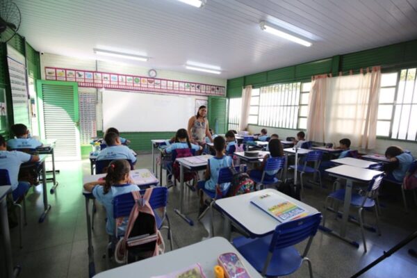 Aumento do piso salarial dado pelo Governo Federal para os Educadores foi acima da inflação Professores - Sala de Aula - Educação (2)