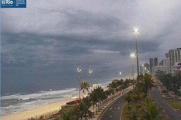 Avenida Lucio Costa no Rio de Janeiro - Cidade tem alerta para chuva forte e ventania