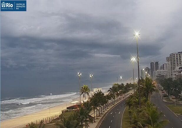 Avenida Lucio Costa no Rio de Janeiro - Cidade tem alerta para chuva forte e ventania