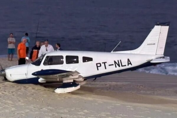 Avião faz pouso forçado em praia do Estado do Rio de Janeiro