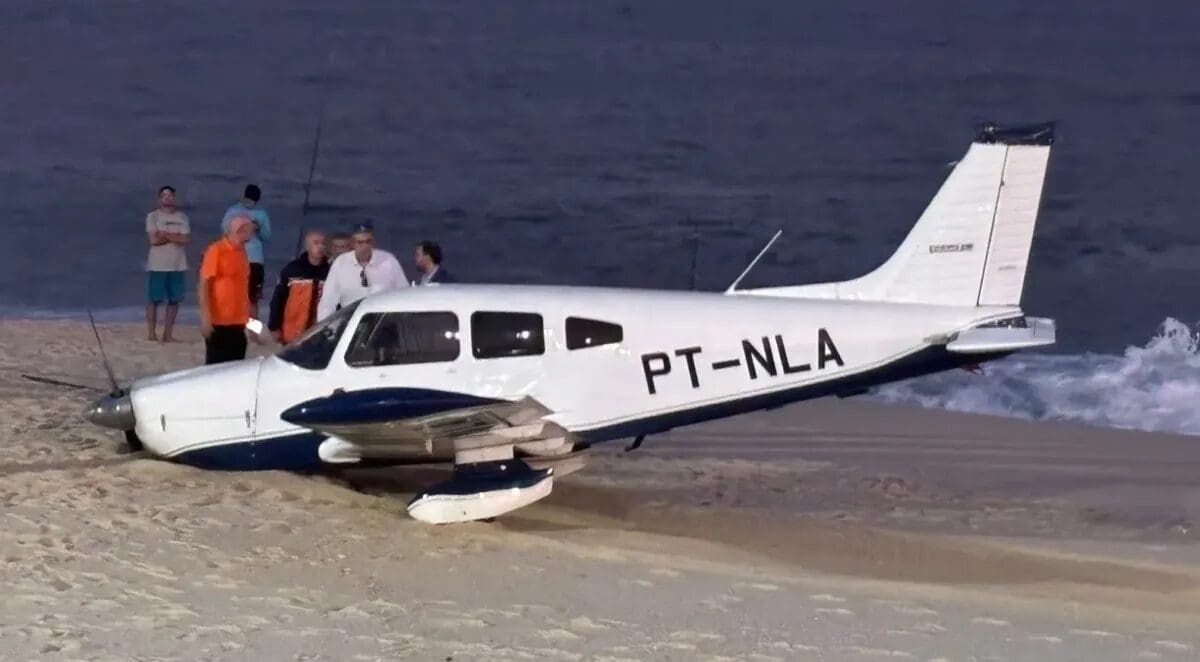 Avião faz pouso forçado em praia do Estado do Rio de Janeiro