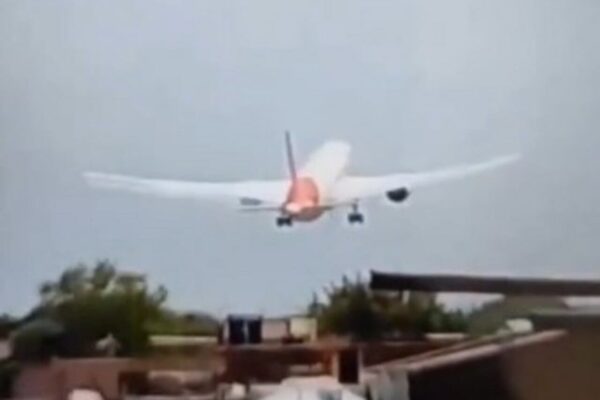 Avião na Índia cai e mata mais de 290 pessoas, uma pessoa sobrevive
