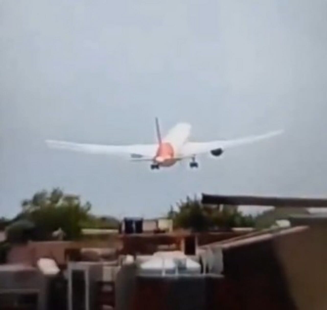 Avião na Índia cai e mata mais de 290 pessoas, uma pessoa sobrevive