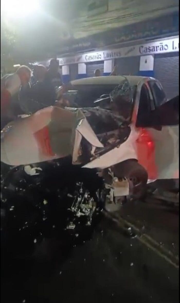 Batida entre carro e moto na Rua dos Lustres em Benfica no Rio de Janeiro faz uma vitima fatal