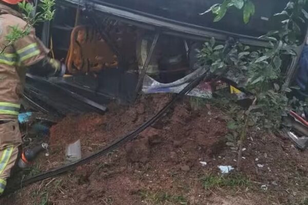 Ônibus da Viação Ita despencou de barranco na RJ 116