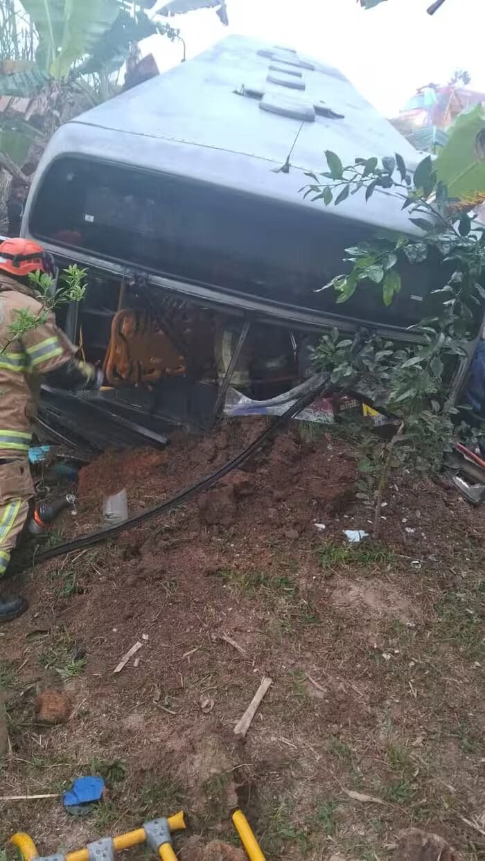 Ônibus da Viação Ita despencou de barranco na RJ 116
