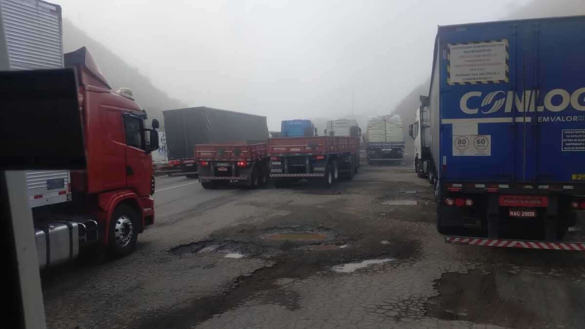Batida com caminhão na Dutra deixa trânsito congestionado no sentido Rio de Janeiro